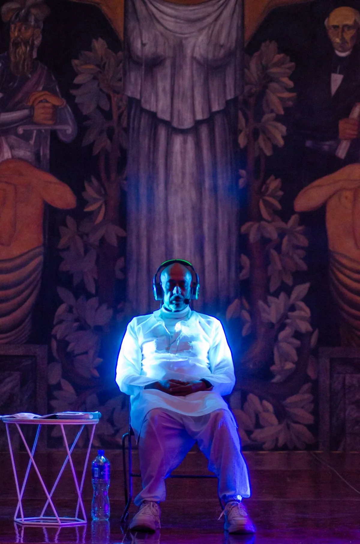 Jorge Selmen meditando con audífonos luminosos durante Silent Healing